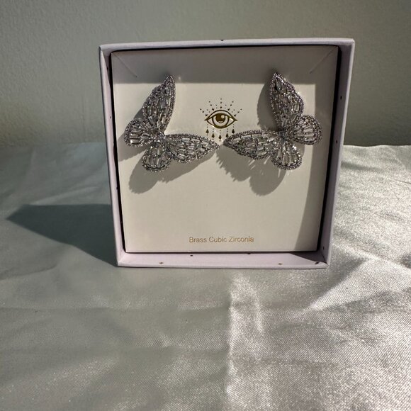 ✨ Sparkling Butterfly Earrings ✨ - Picture 4 of 5